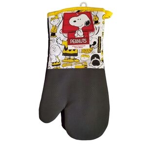NWT Peanuts Charlie Brown "Good Grief" 2-pack Oversized Silicone Oven Mitts